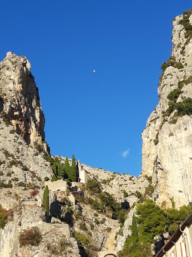 Le Logis Des Templiers Appartement Climatise Régusse Exterior foto